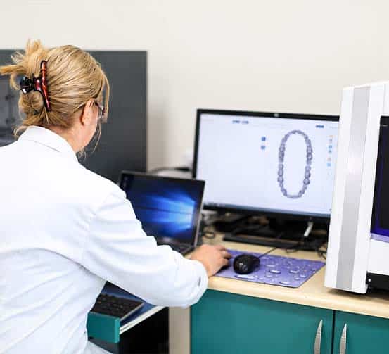 Scansione digitale dentale in corso in uno studio dentistico.